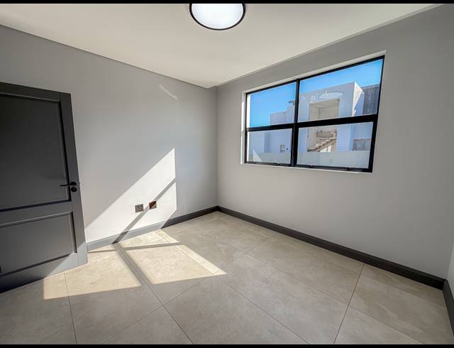 4 BEDROOM FREEHOLD FOR SALE IN MIDSTREAM HEIGHTS